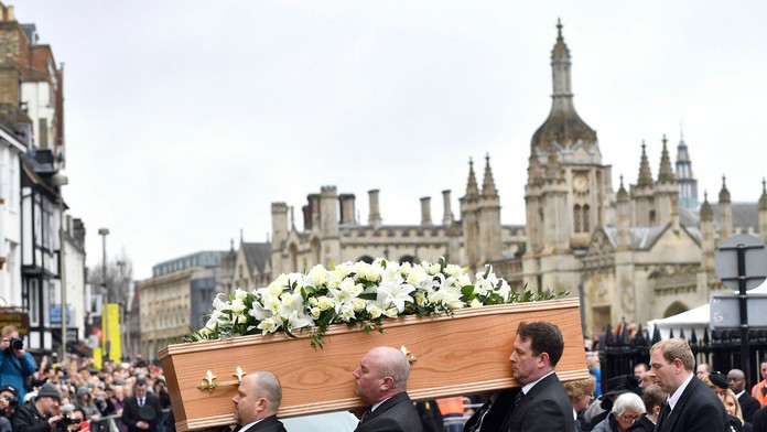 Ľudia nesú rakvu s telesnými pozostatkami profesora Stephena Hawkinga do univerzitného kostola v Cambridgei. 