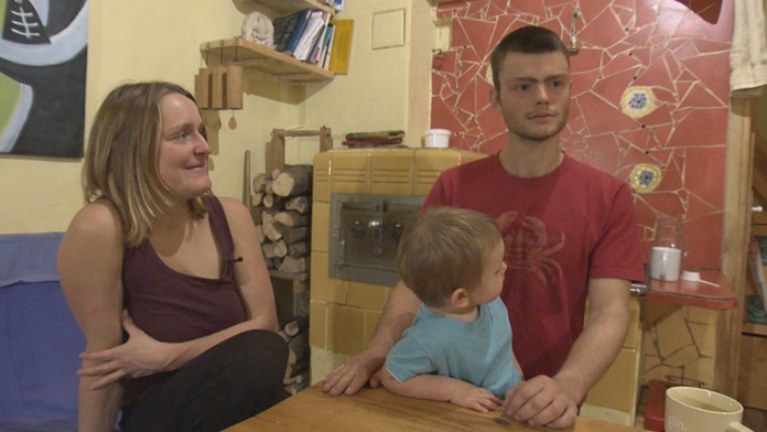 Kvetované šaty pleťovej farby s hlbším výstrihom