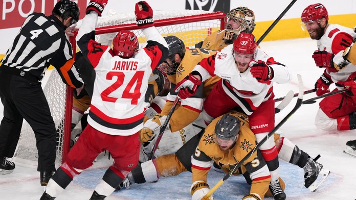 Oslavovali najrýchlejší hetrik v histórii, potom za minútu premrhali štvorgólové manko. Také finále NHL ešte nevidela