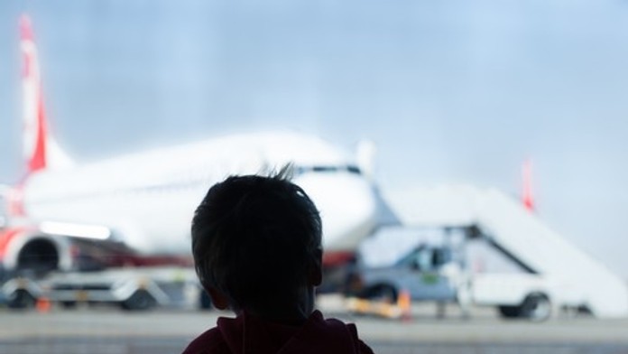 Zistili, že ich syn nemá platný pas. Chceli ho nechať na letisku a odletieť bez neho