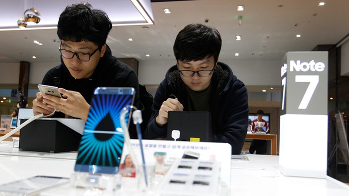 Študenti na výstave skúšajú Samsung Electronics Galaxy Note 7.