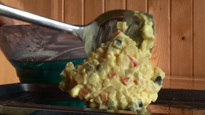 Črevnému ochoreniu sa darí pri nedostatočne uvarených, či pokazených potravinách.  