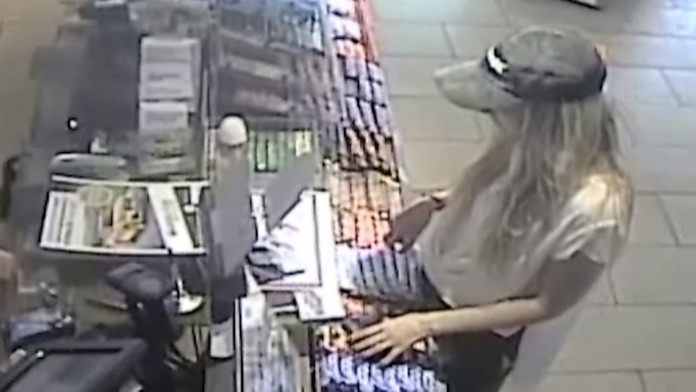 Takto ženu zachytila kamera.