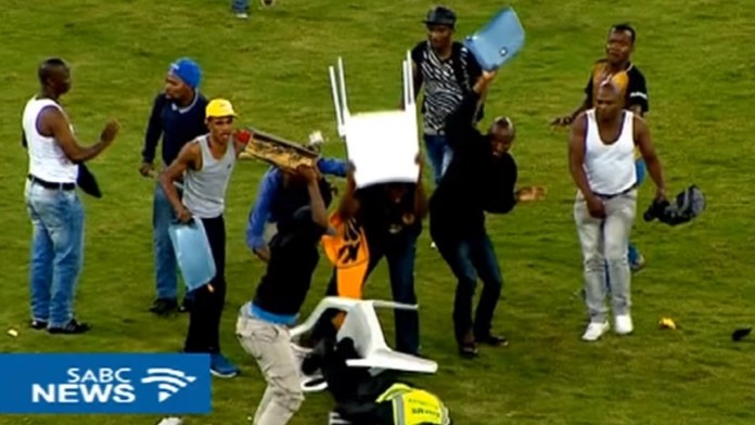 Besnenie chuligánov na štadióne v Durbane.