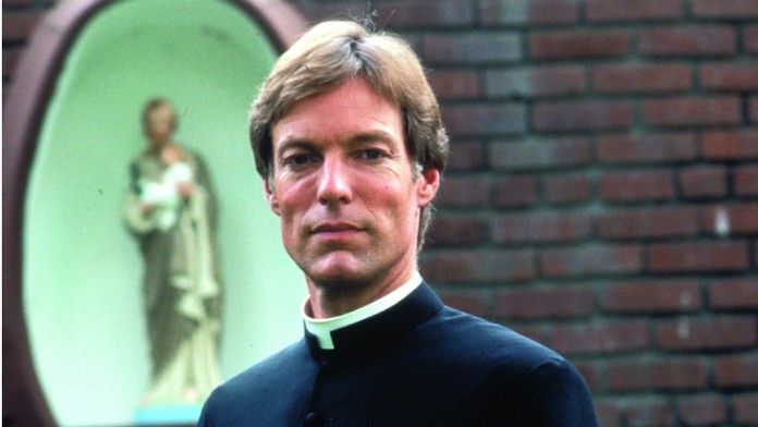 Vtáky v tŕní - páter Ralph (Richard Chamberlain)