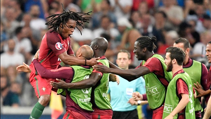 Portugalský futbalista Renato Sanches sa teší po strelení vyrovnávajúceho gólu vo štvrťfinálovom zápase Poľsko - Portugalsko