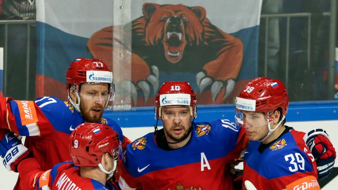 Na snímke uprostred ruský útočník Sergej Mozjakin oslavuje gól v zápase A-skupiny hokejových MS.