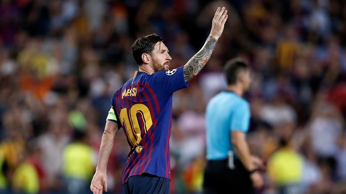 Lionel Messi oslavuje svoj hetrik do siete PSV Eindhoven.