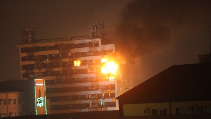 Sídlo miestnych médií v plameňoch v čečenskom meste Groznyj