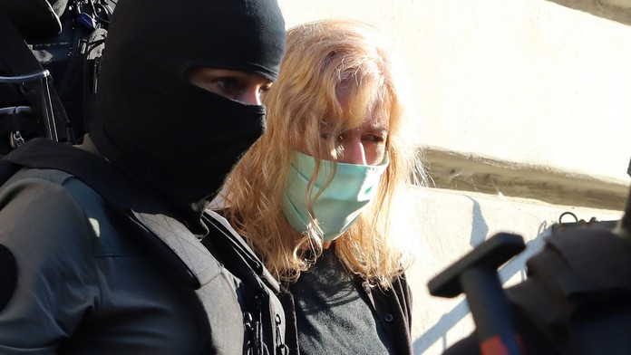 Na snímke sudkyňu Denisu Cviková odvádza zo Špecializovaného trestného súdu v Banskej Bystrici, ktorý rozhodoval o žiadosti o predĺžení väzby.