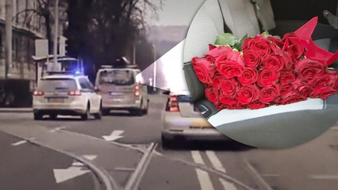 Unikajúce auto pred policajtmi.