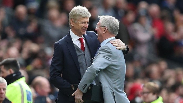 Arsene Wenger dostal od Alexa Fergusona striebornú vázu.