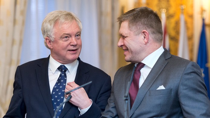 Minister Spojeného kráľovstva pre odchod Veľkej Británie z únie David Davis a premiér Robert Fico.