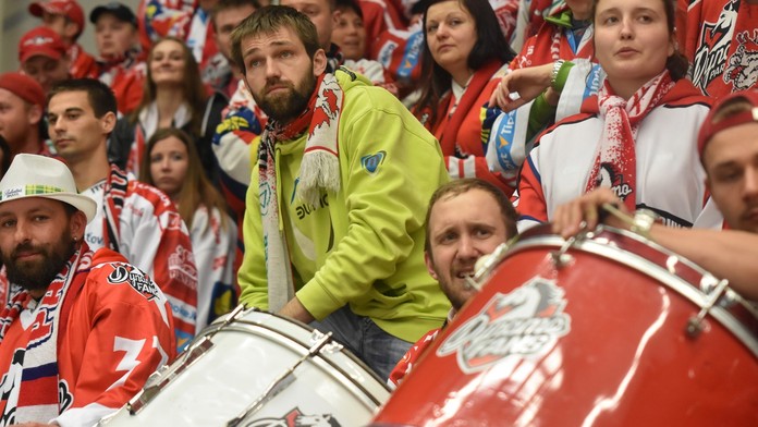 Hokejový šláger v Česku ukončili predčasne. Boj o život fanúšika skončil najhoršou možnou správou