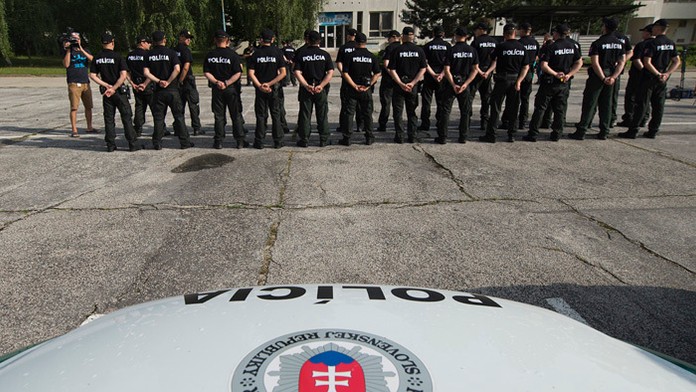 Slávnostný prístup policajtov pred odchodom do Maďarska.