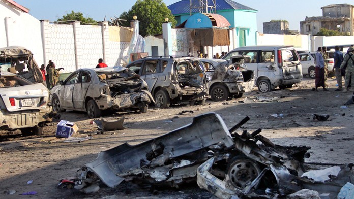 Auto samovražedného útočníka pred hotelom v somálskej metropole Mogadišo.