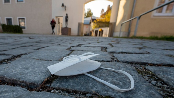 Respirátor FFP2 leží na chodníku v nemeckom meste Pfarrkirchen.