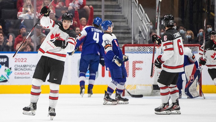 Kanadský hokejista Olen Zellweger (vľavo) sa teší po strelení gólu.