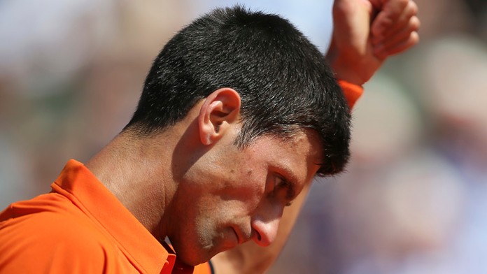 Novak Djokovič v zápase proti Rafaelovi Nadalovi.