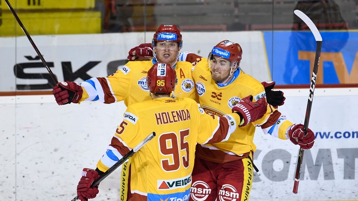 Radosť hráčov Trenčína po góle proti Zvolenu - vzadu Milan Bartovič, zľava Matúš Holenda a Marek Hecl.