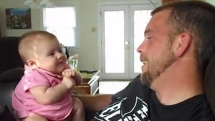 Dvojmesačné bábätko napodobnilo reč svojho otca