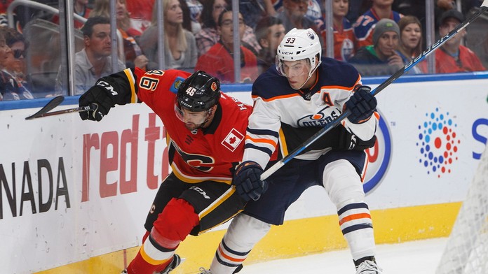 Marek Hrivík (vľavo) a Ryan Nugent-Hopkins z Edmontonu bojujú o puk v príprave pred sezónou NHL.