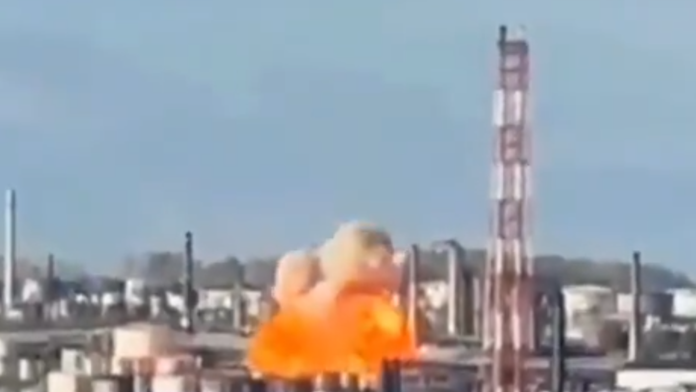 VIDEO: Ukrajina zasiahla dronom jeden z najväčších rafinérskych komplexov v Rusku