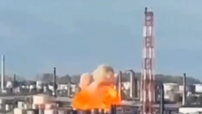 VIDEO: Ukrajina zasiahla dronom jeden z najväčších rafinérskych komplexov v Rusku