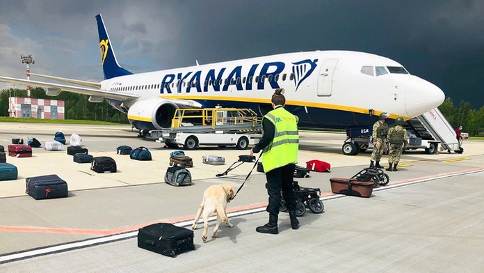 Prehľadávanie lietadla Ryanair v Minsku.