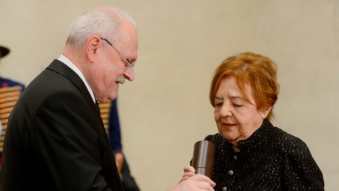 Eva Krížiková si preberá z rúk prezidenta vyznamenanie