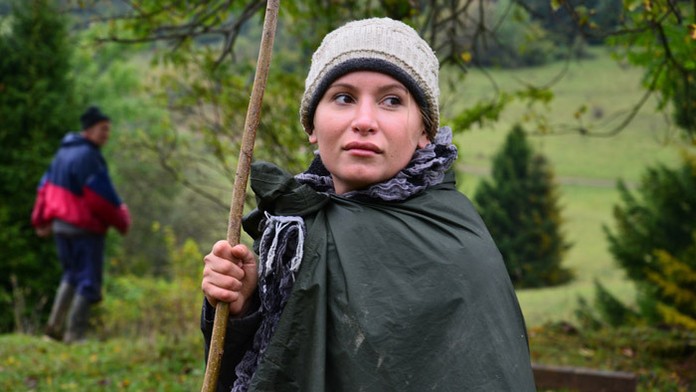 Sylvia Volzová v aute prichádza na výsluch.