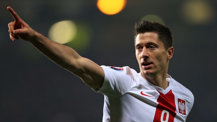 Poľský futbalista Robert Lewandowski vyrovnal rekord v počte gólov v kvalifikáciách o postup na ME.jpg