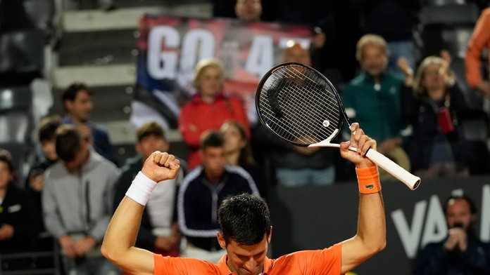 Srbský tenista Novak Djokovič sa teší po výhre nad Nórom Casperom Ruudom