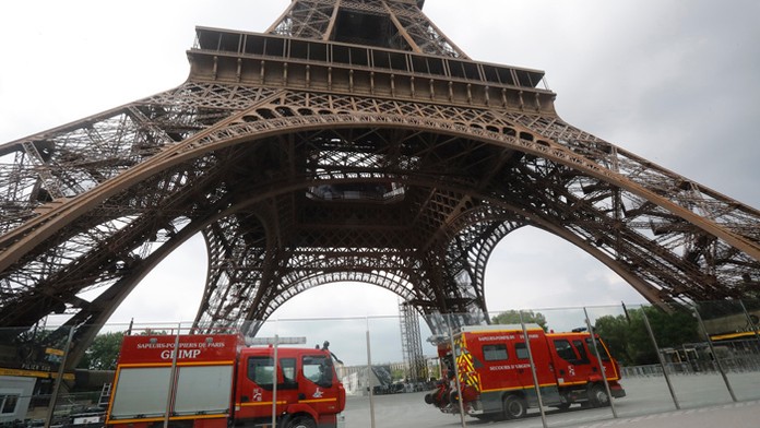 Na Eiffelovu vežu sa pokúsil vyliezť muž.