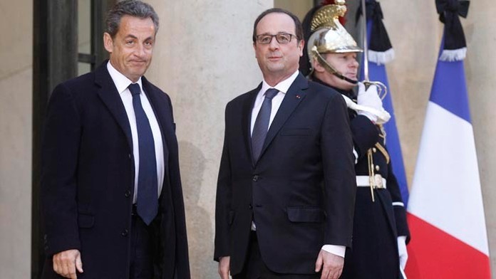 Francúzsky prezident Francois Hollande (vpravo) a bývalý francúzsky prezident Nicolas Sarkozy.
