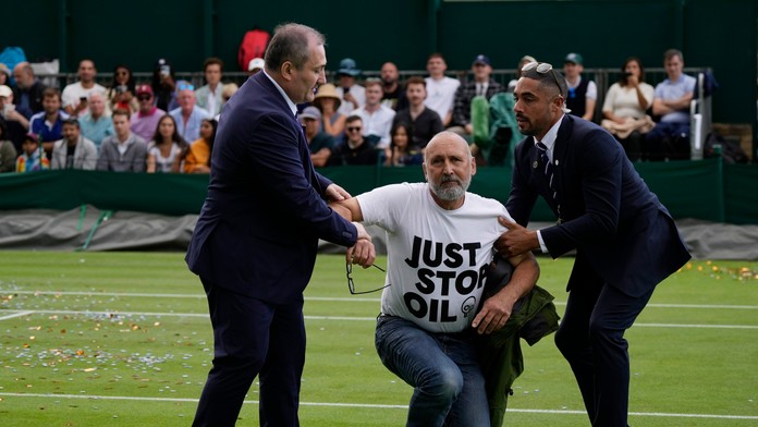 VIDEO: Aktivisti opäť vystrájali. Tentoraz na Wimbledone a s konfetami