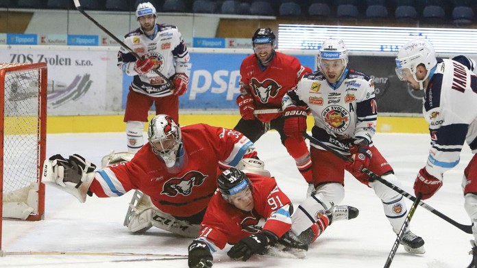 Zľava brankár Stephon Williams, Martin Nemčík (Banská Bystrica) a Rastislav Špirko, Michael Vandas (Zvolen).