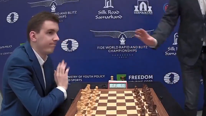 VIDEO: Ani sa naňho nepozrel. Poľský šachista dal ruskému súperovi najavo, čo si o ňom myslí