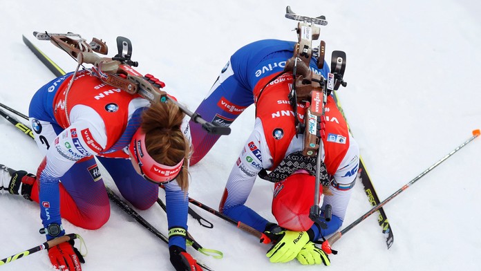 Biatlonistky sprava Paulína Fialková, Anastazia Kuzminová a Anais Chevalierová po pretekoch hromadného štartu v Novom Měste na M