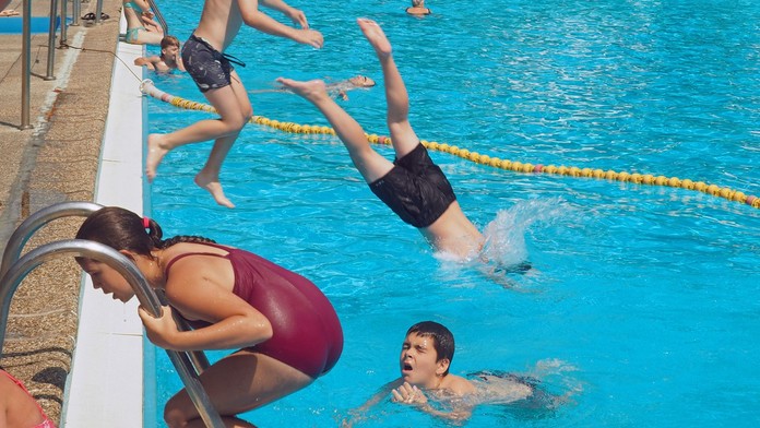 Horúce dni prilákali ľudí aj na ružinovské kúpalisko Delfín