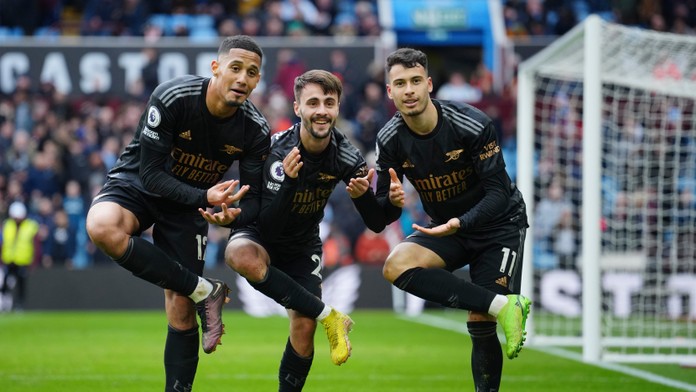 Oslava ešte pred gólom a výstavná delovka. Arsenal sa po infarktovom závere vrátil na čelo