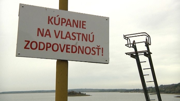 Tabuľa na mieste, kde nie sú plavčíci na Zemplínskej šírave.