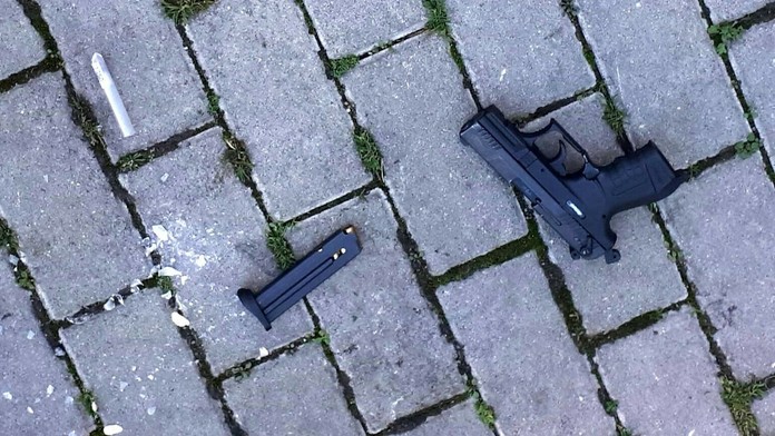 Policajti na mieste činu zaistili zbraň aj kryštalickú látku.