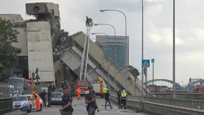Trosky zrúteného mosta Morandi.