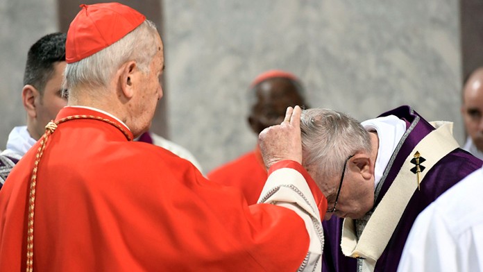 Kardinál Jozef Tomko dával tradičný znak popola, tzv. popolec pápežovi na Popolcovú stredu.