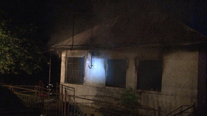 Zhorený dom po výbuchu propan-butánových fliaš v obci Oľka.