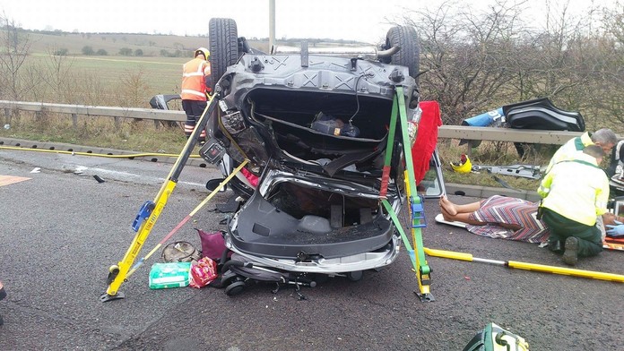 VIDEO: Šialená jazda matky s dieťaťom v aute. Preletela ponad kruhový objazd