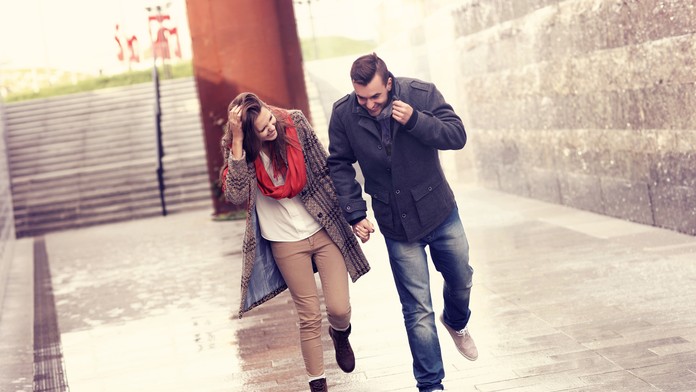 Ľudia utekajú pred dažďom