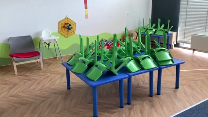 Florian Schneider-Esleben na obale albumu druhý sprava.