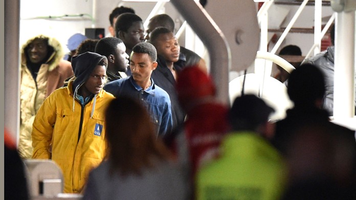 Talianska polícia vypočula 27 osôb, ktoré prežili potopenie lode pri pobreží Líbye.